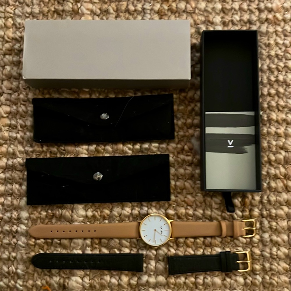 Gold vegan leather watch w/ extra black pineapple leather band